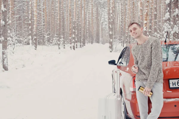 Портрет Молодого Модного Чоловіка Сірому Одязі Машиною Снігу Тримає Валізу — стокове фото