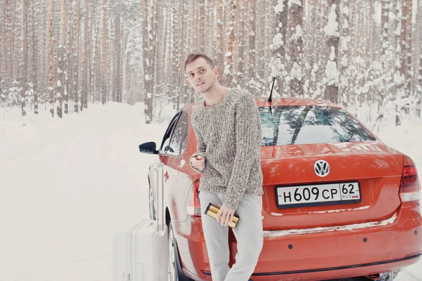 Портрет Молодого Модного Чоловіка Сірому Одязі Машиною Снігу Тримає Валізу — стокове фото