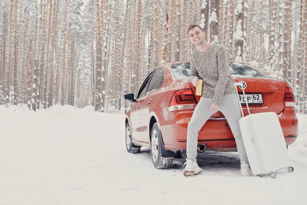 Portrait Jeune Homme Mode Vêtements Gris Avec Voiture Sur Valise — Photo