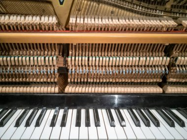 Akort etmeden önce eski piyanonun içinde, yakın çekim.