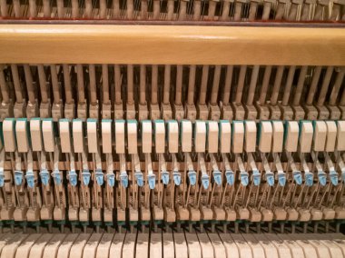 Akort etmeden önce eski piyanonun içinde, yakın çekim.