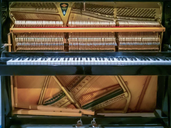 Dentro Piano Antigo Antes Afinar Close Shot — Fotografia de Stock