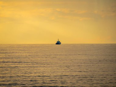 Gün batımında Baltık Denizi, fırtınalı dramatik bulutlar. Gün batımı ve fırtına üstüne kara bulutlar. Tatil, yaz konsepti