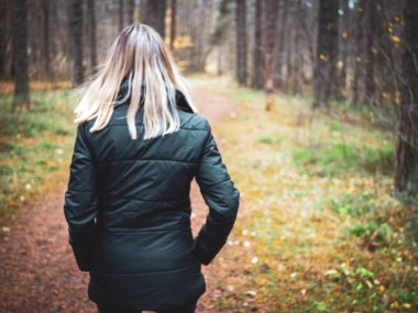 Tanınmayan kız ormanda tek başına yürüyor..