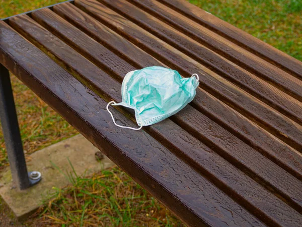 Selective Focus Dropped Face Mask Leaves Shabby Bench Environmental Damage — Stock Photo, Image