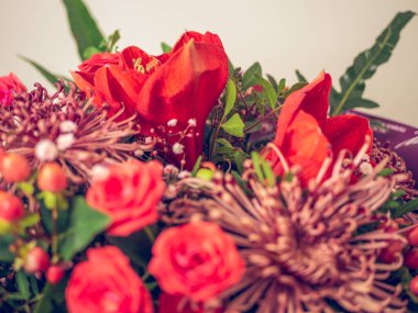 Taze rengarenk çiçek düzenlemesi.