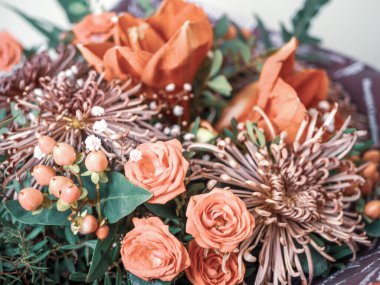 Pazarda satılık taze renkli çiçekler. Farklı renkte çiçek aranjmanı. Fotoğraf eski usul işlenmiş.. 