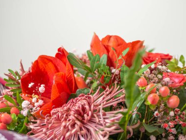 Taze rengarenk çiçek düzenlemesi.