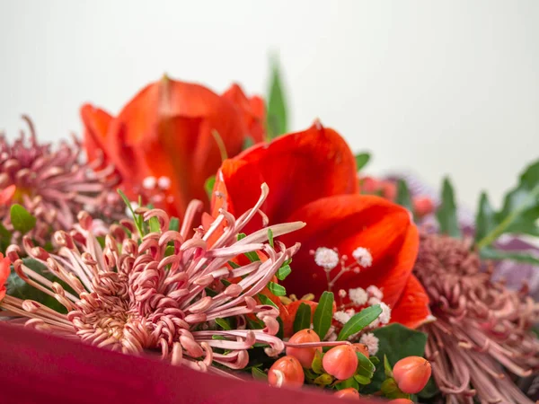 Pazarda satılık taze renkli çiçekler. Farklı renkte çiçek aranjmanı. Fotoğraf eski usul işlenmiş.. 