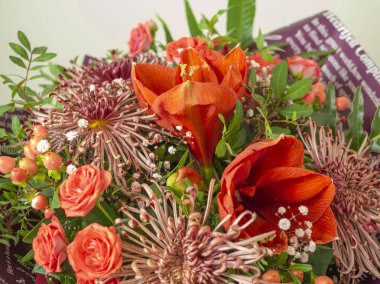 Taze rengarenk çiçek düzenlemesi.