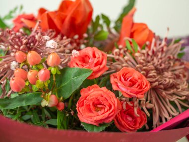 Pazarda satılık taze renkli çiçekler. Farklı renkte çiçek aranjmanı. Fotoğraf eski usul işlenmiş.. 