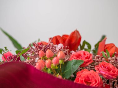 Pazarda satılık taze renkli çiçekler. Farklı renkte çiçek aranjmanı. Fotoğraf eski usul işlenmiş.. 