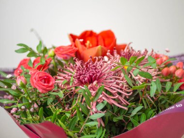 Pazarda satılık taze renkli çiçekler. Farklı renkte çiçek aranjmanı. Fotoğraf eski usul işlenmiş.. 