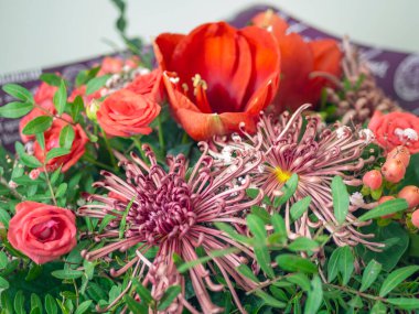 Pazarda satılık taze renkli çiçekler. Farklı renkte çiçek aranjmanı. Fotoğraf eski usul işlenmiş.. 