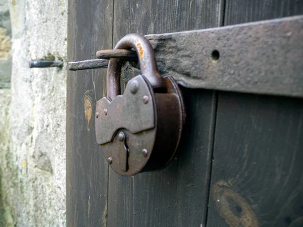 Velmi Starý Padlock Starověké Dveře Staré Město Pevnost Nebo Hrad — Stock fotografie