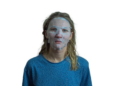 Yüz maskeli genç kızın portresi. Güzellik ve cilt bakımı. 