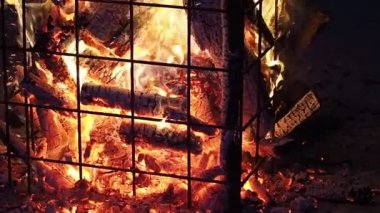 Kütüklerin Büyük Kamp Ateşi 