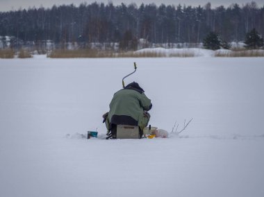 Kışın balık tutan adam. 