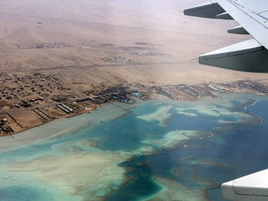 Uçaktan tropikal denize, bulutların ve gökyüzünün üstüne bakın. Seyahat kavramı. 