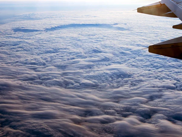 Avião Vista Asa Acima Das Nuvens Escuras Céu Conceito Inspiração — Fotografia de Stock