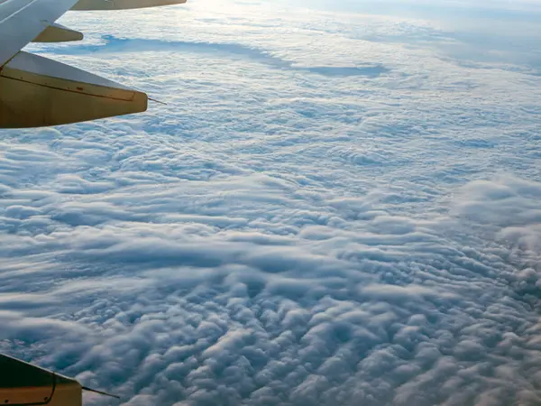 Avião Vista Asa Acima Das Nuvens Escuras Céu Conceito Inspiração — Fotografia de Stock