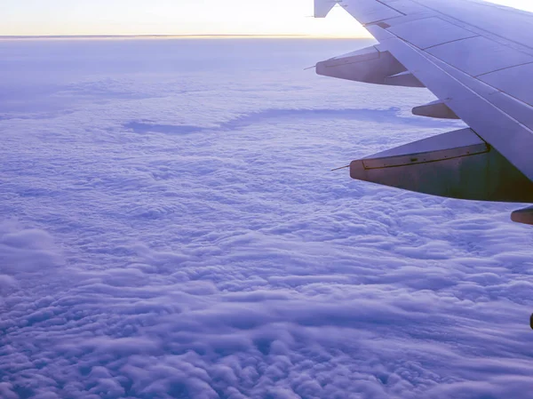 暗い雲と空の上の空中ビュー インスピレーションの概念 航空会社の飛行機の翼のビュー 旅行の自由 輸送4K 悪天候の中を飛行する旅客航空バス — ストック写真
