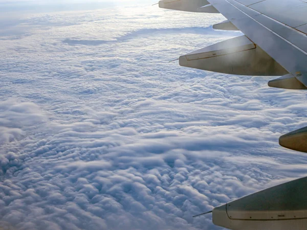 暗い雲と空の上の空中ビュー インスピレーションの概念 航空会社の飛行機の翼のビュー 旅行の自由 輸送4K 悪天候の中を飛行する旅客航空バス — ストック写真