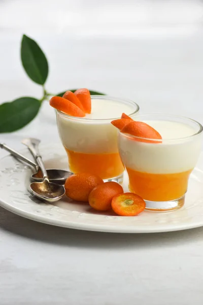 Gustosa panna cotta dolce italiana con gelatina di mandarino su sfondo bianco. — Foto Stock