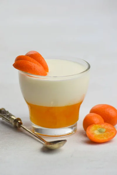 Saborosa sobremesa italiana panna cotta com geléia de tangerina no fundo branco. — Fotografia de Stock