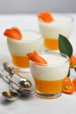 Beyaz arka planda mandalina reçelli İtalyan tatlı panna cotta.