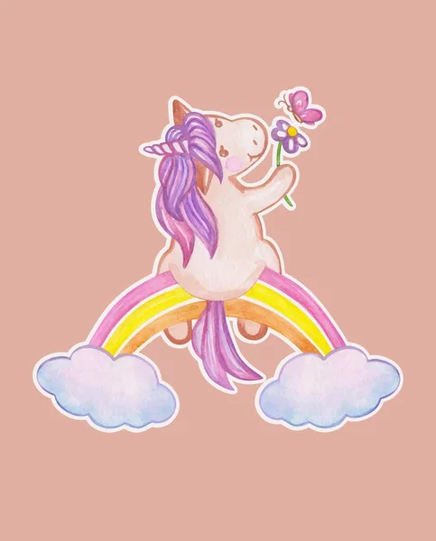 雲と虹の上に座っている漫画のかわいい馬のポニーユニコーンの水彩分離図は その手袋に蝶と花を保持します — ストック写真