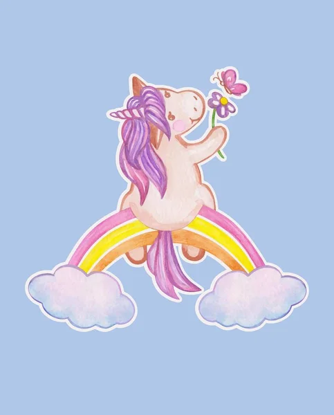 雲と虹の上に座っている漫画のかわいい馬のポニーユニコーンの水彩分離図は その手袋に蝶と花を保持します — ストック写真