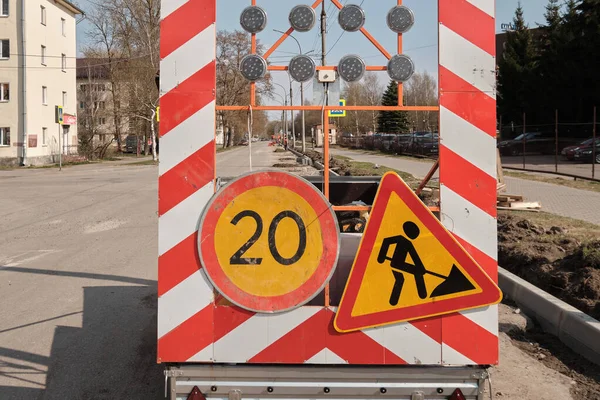 Warning road sign: road works in progress