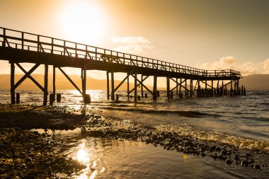 Göl kenarında Pier siluet