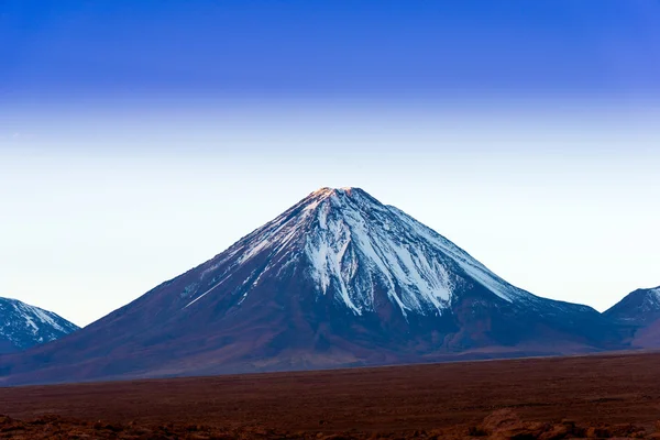 Licancabur vulkan i Atacamaöknen — Stockfoto