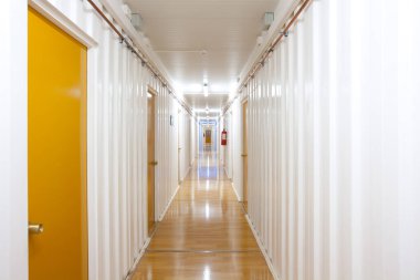 Şili 'nin Atakama Çölü' ndeki bir maden kampında bir konteynırın içindeki odalar.