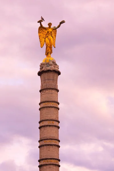 Париж Франция Статуя Вершине Фонтана Палмье Площади Шатле — стоковое фото