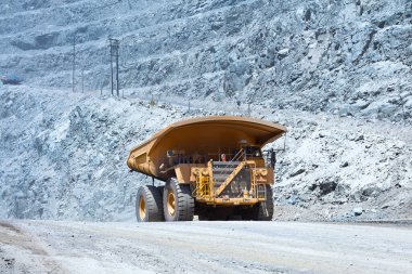 Şili 'deki bakır madenine çöp kamyonu