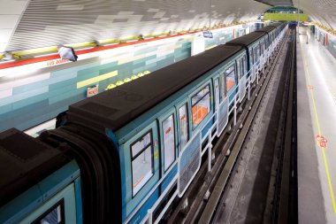 Santiago de Chile - Los Dominicos Metro İstasyonunda Tren. 