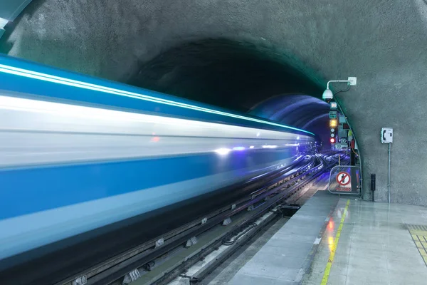 Bewegungsunschärfe Eines Zuges Aus Einem Bahn Tunnel Der Metro Santiago — Stockfoto