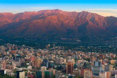 Güney Amerika, Santiago 'daki Los Andes Dağları' nın Providencia bölgesinin panoramik manzarası