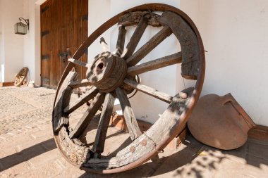 Şili 'nin Colchagua Vadisi' ndeki Santa Cruz kasabasında geleneksel bir evde araba tekerleği.