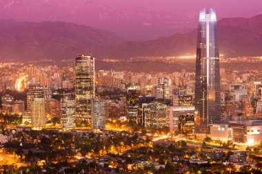 Santiago de Chile 'in alacakaranlıktaki panoramik manzarası.
