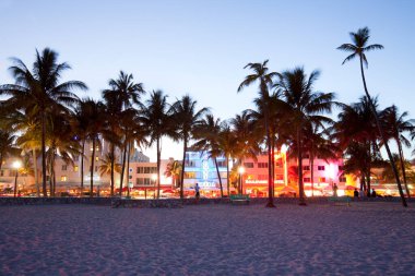 Miami, Florida, ABD - Güney Sahilindeki Ocean Drive 'da oteller, barlar, restoranlar ve gece hayatı.