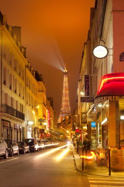 Paris, Fransa - Paris Cafe 'de gece hayatı ve arkada Eyfel kulesi.