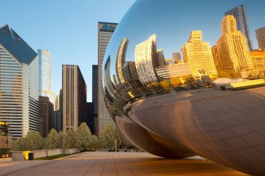 Chicago, Illinois, ABD - Michigan Bulvarı ufuk çizgisi Cloud Gate 'i yansıtıyor.