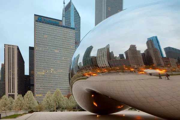 Chicago Illinois Estados Unidos Horizonte Michigan Avenue Refletido Cloud Gate — Fotografia de Stock