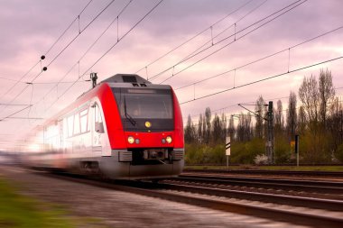 Frankfurt, Almanya - Bulutlu bir günde Frankfurt 'un dışında yüksek hızlı tren.