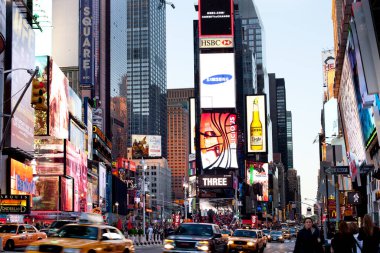 New York City, New York, ABD - Times Meydanı 'nda trafik, insanlar ve reklam afişleri.
