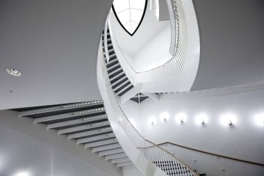 Chicago, Illinois, ABD - Çağdaş Sanat Müzesi 'nin (MCA) spiral merdivenlerinin mimari ayrıntıları.